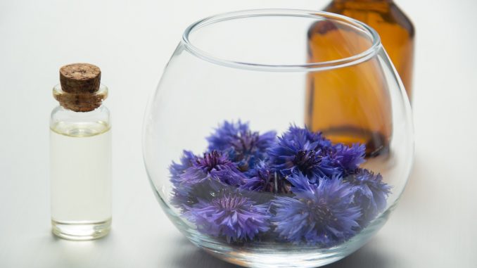 essential-oils-2654390_1920 Makiažo valiklis - būtina kosmetikos priemonė
